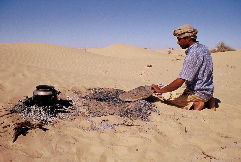 Pain cuit sous le sable du désert